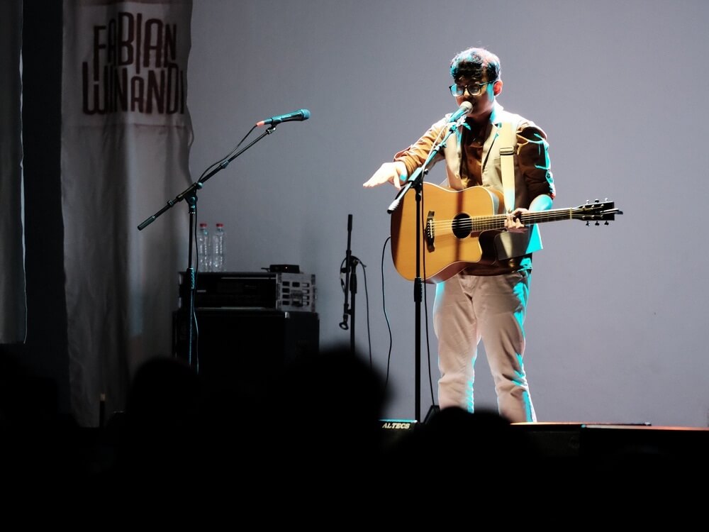 Fabian mengandalkan gitar sebagai alat musik pengantar